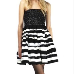 𝅺Alice + Olivia Sequin Striped Strapless Flowy Dress